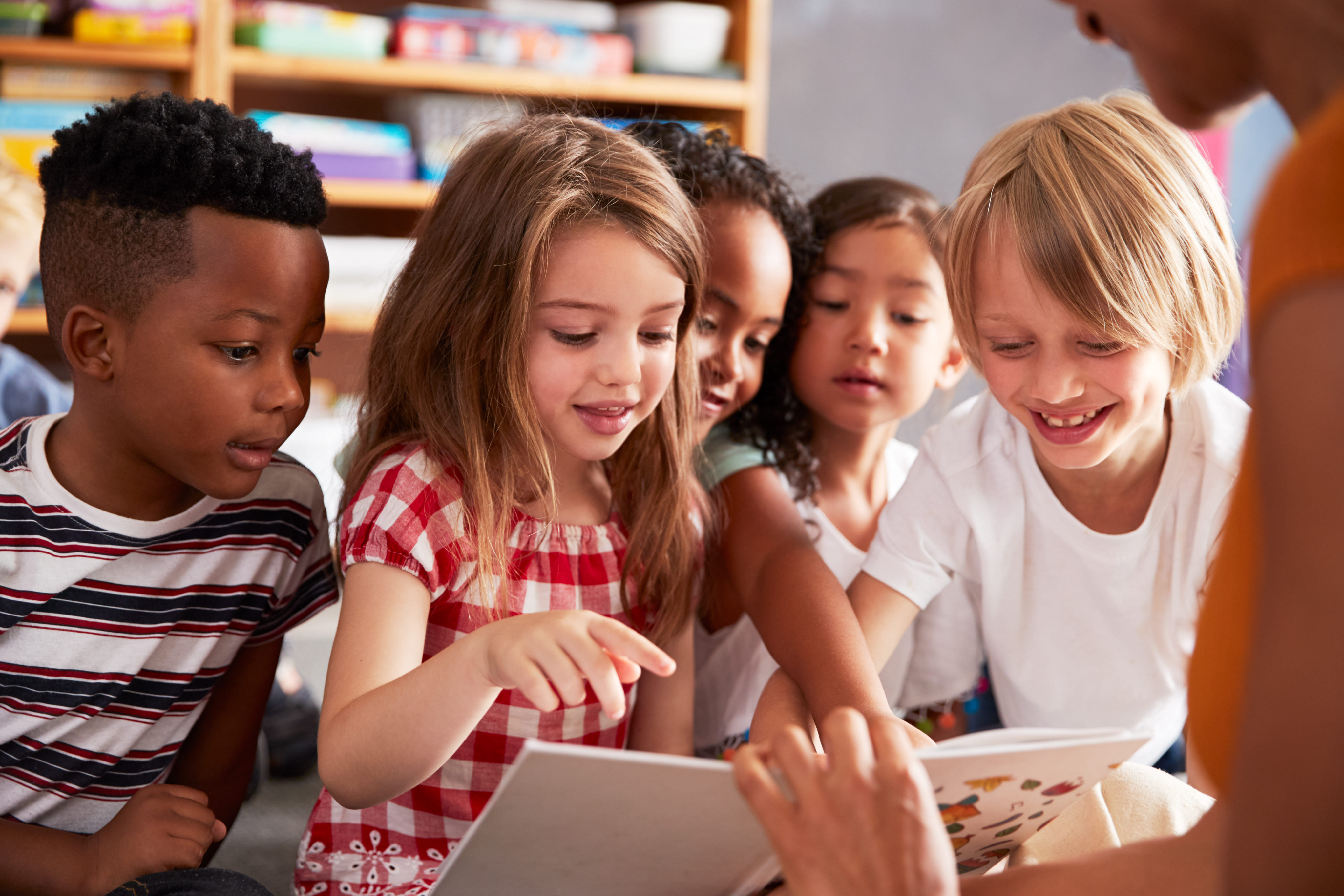 Niños y jóvenes leyendo
